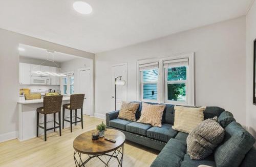 Oshawa Apartment | Chic 2 BR Urban Retreat Near Beach Free Parking