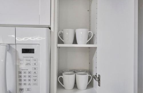 Oshawa Apartment | Chic 2 BR Urban Retreat Near Beach Free Parking
