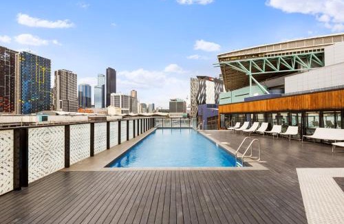 Docklands Apartment | Chic 2B Apt CarPark and Pool Near Marvel