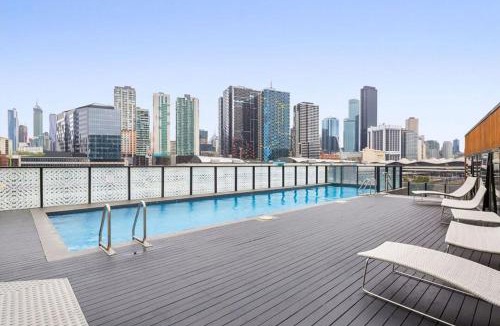 Docklands Apartment | Chic 2B Apt CarPark and Pool Near Marvel