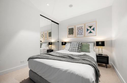 Docklands Apartment | Chic 2B Apt with CarPark and Pool Near Marvel