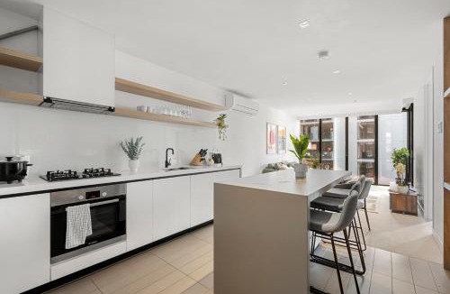 Docklands Apartment | Chic 2B Apt with CarPark and Pool Near Marvel