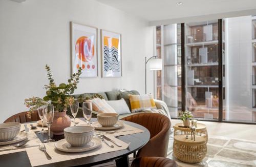 Docklands Apartment | Chic 2B Apt with CarPark and Pool Near Marvel