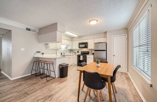 Brentwood Apartment | Chic 2B Getaway | 10min > DTWN | W/D, Pool, Prkg