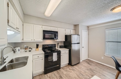 Brentwood Apartment | Chic 2B Getaway | 10min > DTWN | W/D, Pool, Prkg