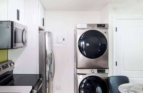 Renton House | Chic 2B1B Lower Unit – Renovated w/Designer Flair