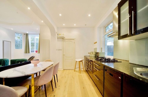 Camden Apartment | Chic 2BD Flat, 12 Mins from Hampstead Heath