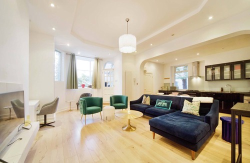 Camden Apartment | Chic 2BD Flat, 12 Mins from Hampstead Heath