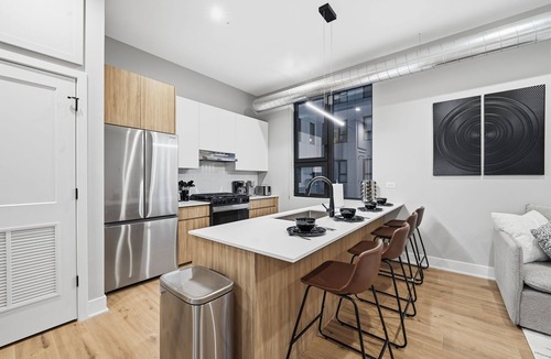 Edgewater Beach Apartment | Chic 2BR Apartment in Edgewater: Gym & Parking
