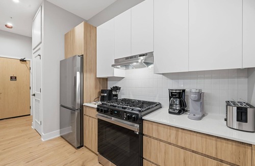 Edgewater Beach Apartment | Chic 2BR Apartment in Edgewater: Gym & Parking