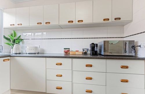 Biggera Waters Apartment | Chic 2BR Apt Near Beach