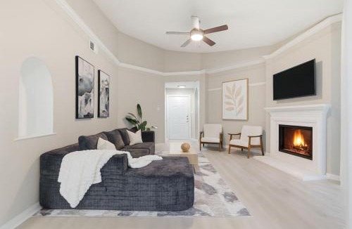 Far North Dallas Apartment | Chic 2BR Boho-Chic Retreat Garage, Pool, Gym
