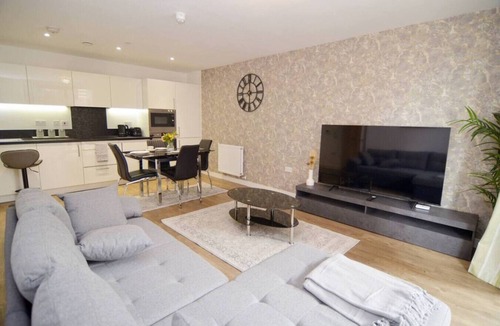 Royal Docks Apartment | Chic 2BR Flat Stunning Views Greenwich Peninsula
