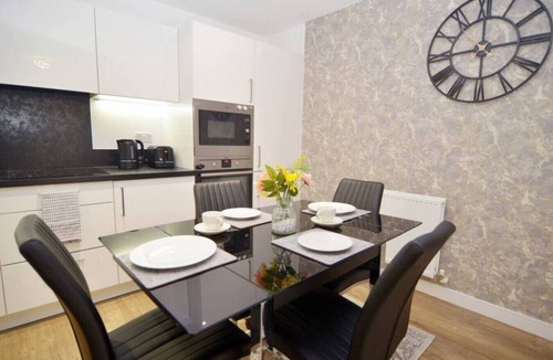 Royal Docks Apartment | Chic 2BR Flat Stunning Views Greenwich Peninsula