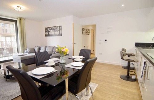 Royal Docks Apartment | Chic 2BR Flat Stunning Views Greenwich Peninsula