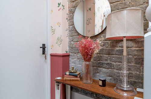 Homerton Apartment | Chic 2BR House in Trendy Hackney