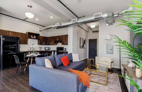 Downtown Kansas City Apartment | Chic 2BR Parking, Rooftop Near Arrowhd & TMobile