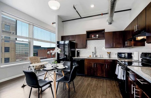 Downtown Kansas City Apartment | Chic 2BR Parking, Rooftop Near Arrowhd & TMobile