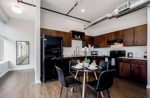 Downtown Kansas City Apartment | Chic 2BR Parking, Rooftop Near Arrowhd & TMobile