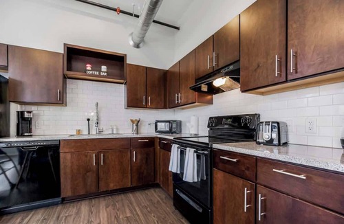 Downtown Kansas City Apartment | Chic 2BR Parking, Rooftop Near Arrowhd & TMobile