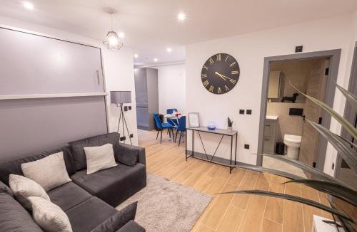 West Finchley Apartment | Chic 2King BD Apt London with Ensuite & Pull Out Bed