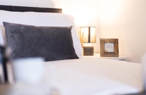 West Finchley Apartment | Chic 2King BD Apt London with Ensuite & Pull Out Bed