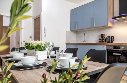 Park Royal Apartment | Chic 3 bed apartment with balcony