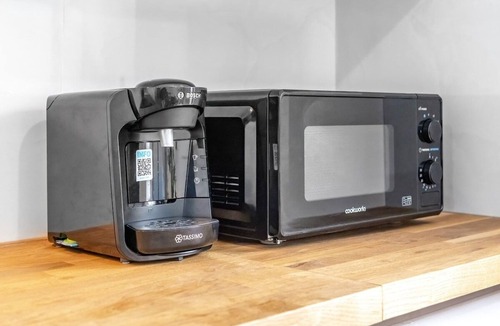 Park Royal Apartment | Chic 3 bed apartment with balcony