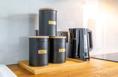 Park Royal Apartment | Chic 3 bed apartment with balcony