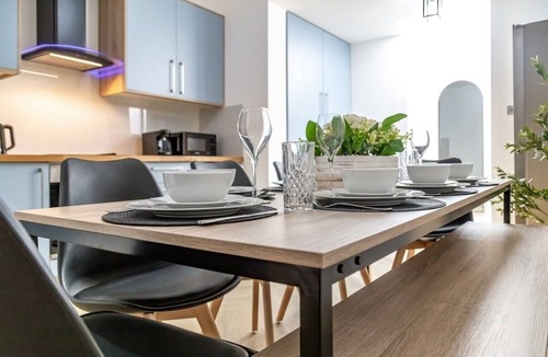 Park Royal Apartment | Chic 3 bed apartment with balcony