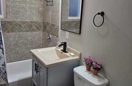 Woodlawn Apartment | Chic 3-bedroom apartment with WiFi, AC in welcoming Chicago