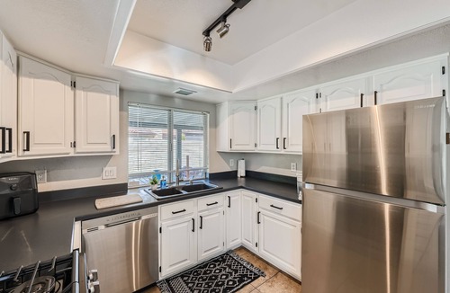 Rancho Oakey House | Chic 3-bedroom home in Fabulous Las Vegas with AC, WiFi, Garage Parking & more