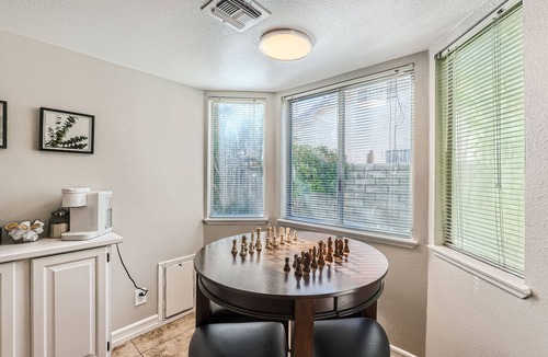 Rancho Oakey House | Chic 3-bedroom home in Fabulous Las Vegas with AC, WiFi, Garage Parking & more