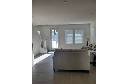 Contra Costa County House | Chic 3 Level Large Kitchen close to 5 golf courses