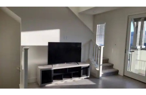 Contra Costa County House | Chic 3 Level Large Kitchen close to 5 golf courses