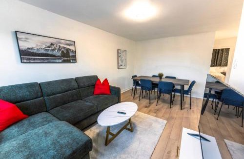 Laval-des-Rapides Apartment | Chic 3BR 5 Beds 5min walk to Metro Free Parking