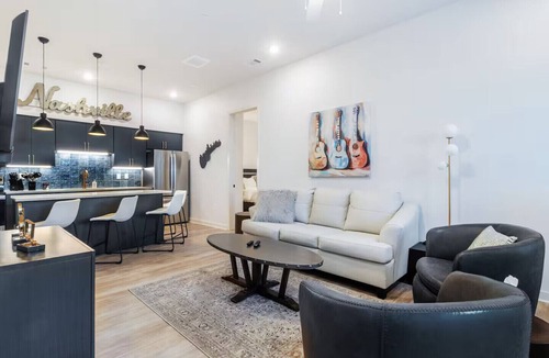 Music Row Condo | Chic 3BR on Music Row with Pool & Downtown Views