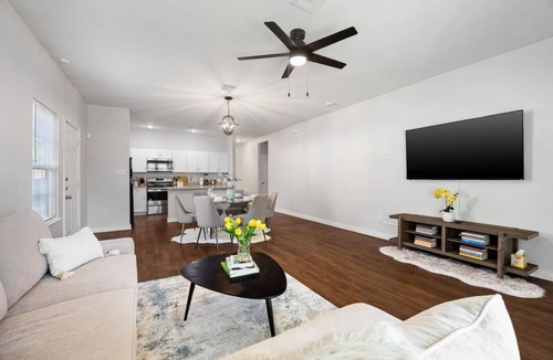 Dallas House | Chic 3BR Stay Mins to Downtown & Uptown (C)