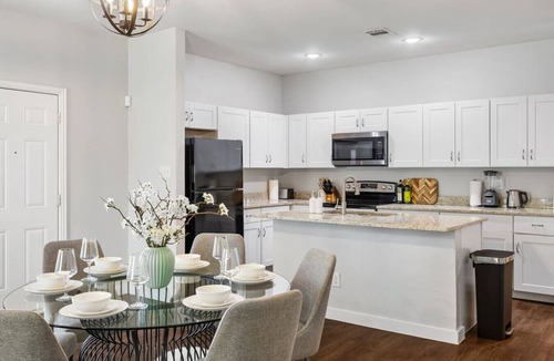 Dallas House | Chic 3BR Stay Mins to Downtown & Uptown (C)
