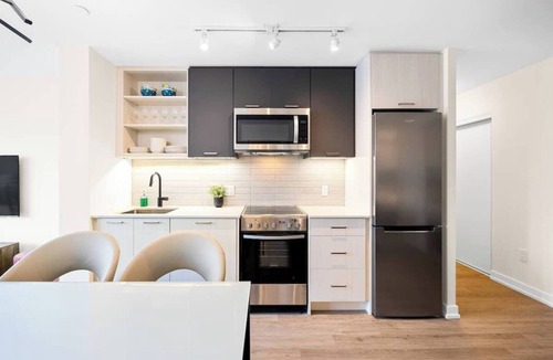Harwood Hotel | Chic 3BR Urban Retreat with Panoramic City Views