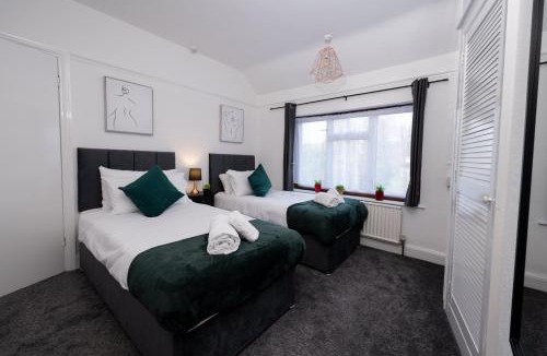 Birstall House | Chic 4-Bedroom Home, Sleeps 7, Fast Wifi
