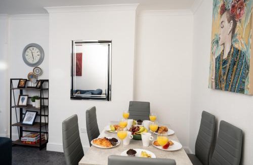 Birstall House | Chic 4-Bedroom Home, Sleeps 7, Fast Wifi