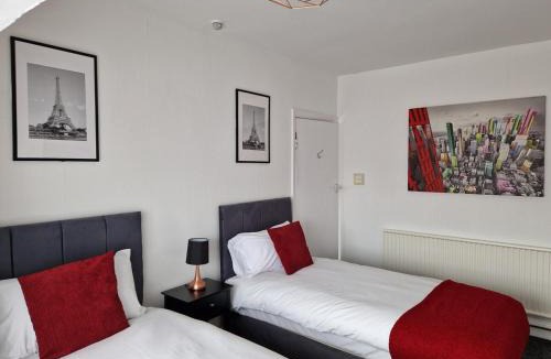 Birstall House | Chic 4-Bedroom Home, Sleeps 7, Fast Wifi