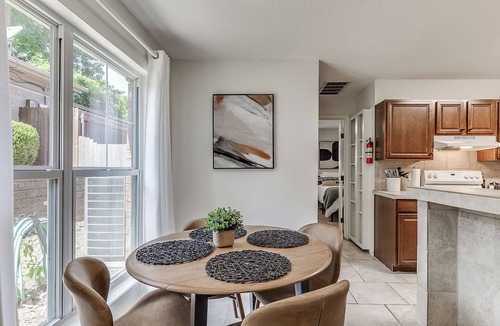 Edmond House | Chic 4BR Retreat with Big Backyard and Outdoor Dining Spaces