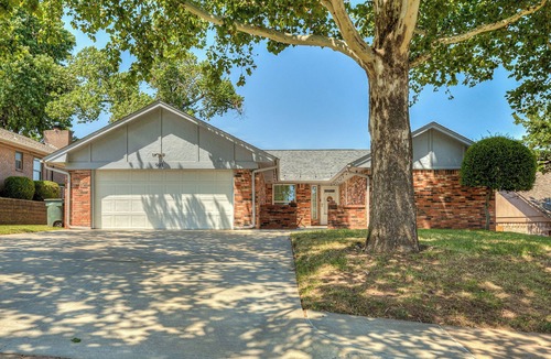 Edmond House | Chic 4BR Retreat with Big Backyard and Outdoor Dining Spaces