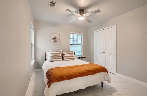 Foster Heights House | Chic 8BR Retreat Central East Austin for Large Groups