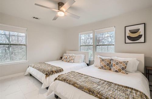 Foster Heights House | Chic 8BR Retreat Central East Austin for Large Groups