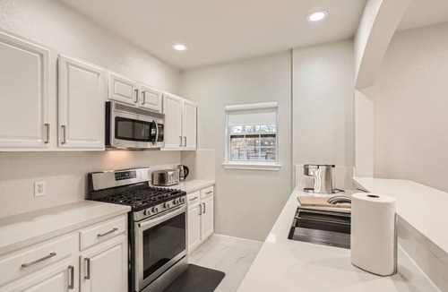 Foster Heights House | Chic 8BR Retreat+Central East Austin +Large Groups