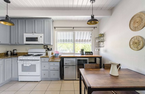 Poets Corner Apartment | Chic Abode Central Berkeley 2BR | Near UC & Parks + Parking