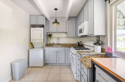 Poets Corner Apartment | Chic Abode Central Berkeley 2BR | Near UC & Parks + Parking